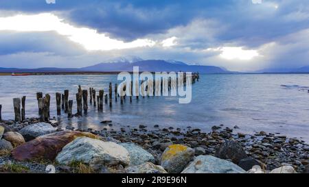 Lunga esposizione dalla storica passerella Muelle Historico con uccelli e nuvole spettacolari, Puerto Natales, Cile, Patagonia, Sud America Foto Stock