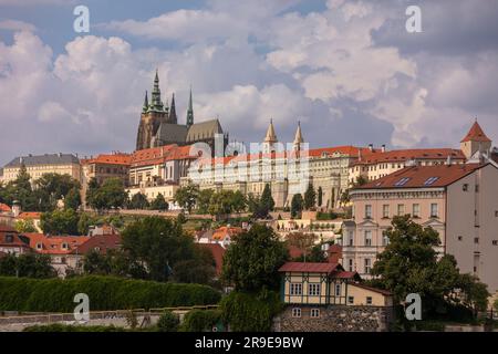 PRAGA, REPUBBLICA CECA, EUROPA - Castello di Praga, sul fiume Moldava. Cattedrale di San Vito, sopra. Foto Stock