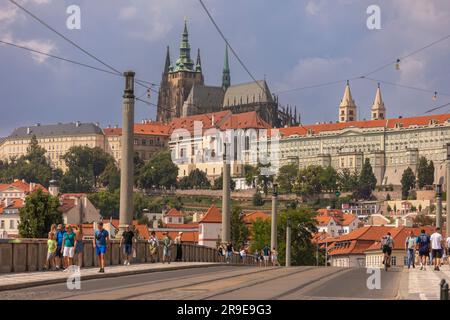 PRAGA, REPUBBLICA CECA, EUROPA - Ponte di Manes. Sul retro si trova St Cattedrale di Vito e Castello di Praga. Foto Stock