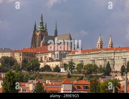PRAGA, REPUBBLICA CECA, EUROPA - Castello di Praga e guglie della Cattedrale di San Vito, sopra. Foto Stock