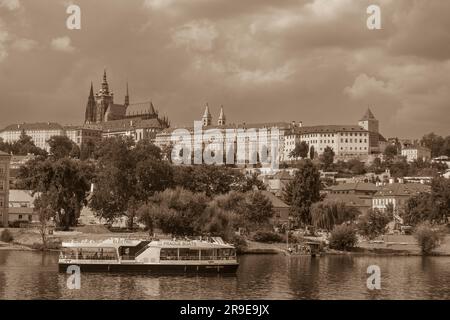 PRAGA, REPUBBLICA CECA, EUROPA - crociera in barca sul fiume Moldava. Cattedrale di San Vito, in alto a sinistra, e castello di Praga. Foto Stock