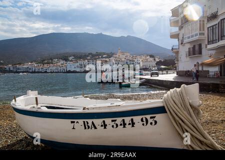 Punto di vista di Cadequés (Spagna). Il pittoresco villaggio si trova in una baia sulla Costa Brava, nell'estremo nord della Spagna Foto Stock