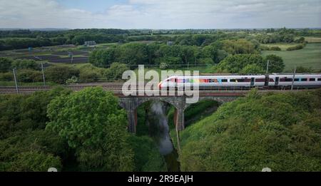 LNER Pride livery Azuma treno numero 801226 che attraversa il fiume Witham a Marston Lincolnshire Foto Stock