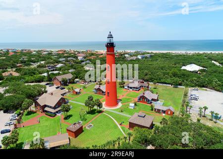 Il Ponce de Leon Inlet Light è un faro e un museo situato a Ponce de León Inlet a Daytona, Florida. Il faro è una struttura come una torre Foto Stock