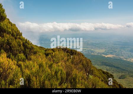 Vista aerea della cittadina di Kisoro nell'Uganda orientale vista dal Monte Muhabura nel Parco Nazionale Mgahinga Gorilla, Uganda Foto Stock