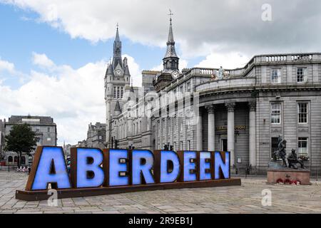 Aberdeen Scozia Regno Unito - insegna turistica illuminata nel centro città su Castlegate con Union Street alle spalle Foto Stock