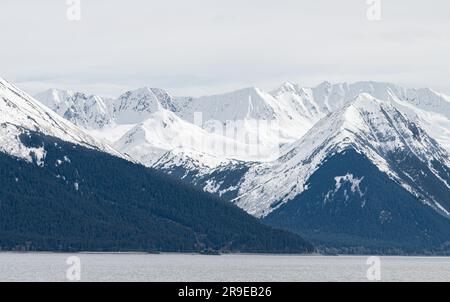 Montagne innevate intorno a Turnagain Arm, Alaska, Stati Uniti Foto Stock