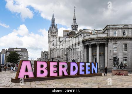 Aberdeen Scozia Regno Unito - insegna turistica illuminata nel centro città su Castlegate con Union Street alle spalle Foto Stock