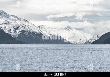 Montagne innevate intorno a Turnagain Arm, Alaska, Stati Uniti Foto Stock