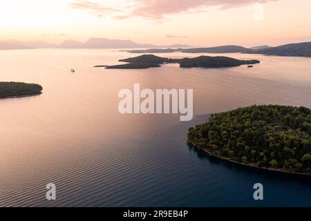 Vista aerea di Lefkada, Grecia, all'alba. L'isola ionica di Lefkada è la più vicina al lato occidentale della Grecia continentale e può Foto Stock