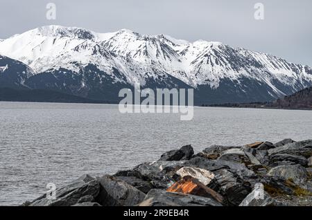 Montagne innevate intorno a Turnagain Arm, Alaska, Stati Uniti Foto Stock