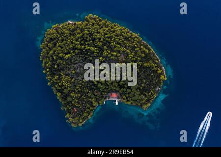 Vista aerea di Lefkada, Grecia, all'alba. L'isola ionica di Lefkada è la più vicina al lato occidentale della Grecia continentale e può Foto Stock