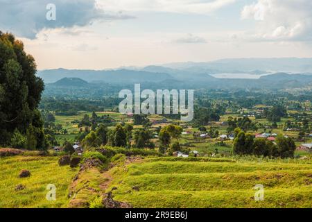 Vista aerea della cittadina di Kisoro nell'Uganda orientale vista dal Monte Muhabura nel Parco Nazionale Mgahinga Gorilla, Uganda Foto Stock