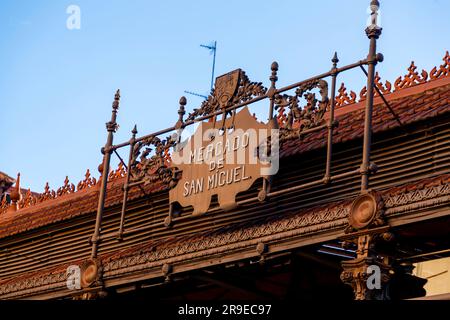 Madrid, Spagna - FEB 19, 2022: Mercado de San Miguel è un mercato coperto situato a Madrid, Spagna. Originariamente costruito nel 1916, rinnovato e riaperto Foto Stock