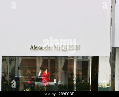 Insegna e negozio Alexander McQueen di fronte a Rodeo Drive Beverly Hills Los Angeles California USA Foto Stock