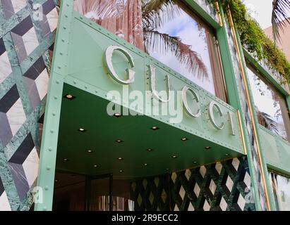 Beverly Hills Flagship store della casa di moda italiana di lusso Gucci e il cartello del negozio North Rodeo Drive Beverly Hills Los Angeles California USA Foto Stock