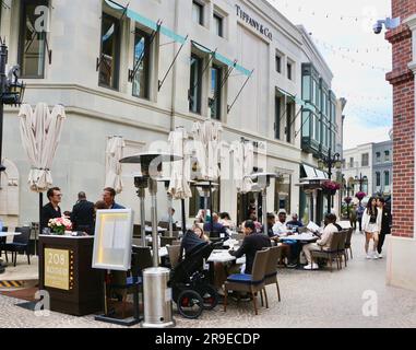 Persone che mangiano alla terrazza del Rodeo Restaurant di fronte ai gioiellieri Tiffany & Co Two Rodeo Drive Los Angeles California USA Foto Stock