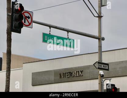 Incrocio Brighton Way con semafori e cartelli stradali di Rodeo Drive e indicazione per il rivenditore di moda Intermix Beverly Hills Los Angeles California USA Foto Stock