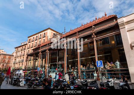 Madrid, Spagna - FEB 19, 2022: Mercado de San Miguel è un mercato coperto situato a Madrid, Spagna. Originariamente costruito nel 1916, rinnovato e riaperto Foto Stock