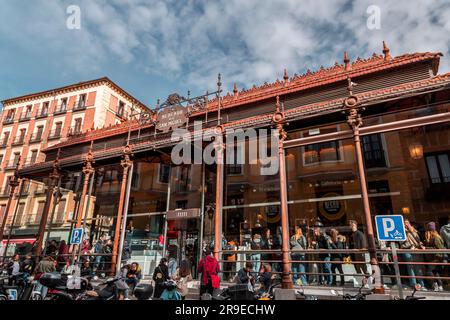 Madrid, Spagna - FEB 19, 2022: Mercado de San Miguel è un mercato coperto situato a Madrid, Spagna. Originariamente costruito nel 1916, rinnovato e riaperto Foto Stock