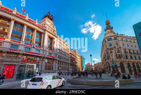 Madrid, Spagna - 19 febbraio 2022: Il Banco Bilbao Vizcaya è un edificio situato in Calle de Alcala. Progettato nel 1919 dall'architetto Ricardo Bastida, e b Foto Stock