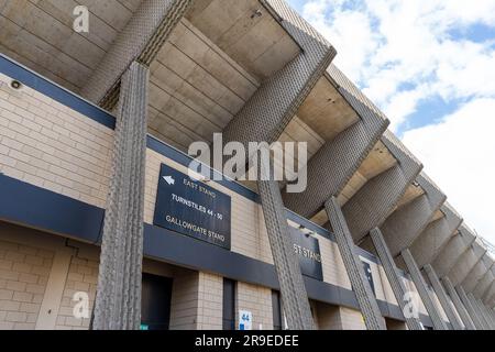 Newcastle upon Tyne, Regno Unito. 26 giugno 2023. East Stand dello stadio Newcastle United, St James' Park, mentre il club annuncia una nuova East Stand è "in discussione seria". La riqualificazione proposta presenta delle sfide, a causa della Leazes Terrace elencata di grado i e della St James' Terrace elencata di grado II nelle immediate vicinanze. Crediti: Hazel Plater/Alamy Live News Foto Stock