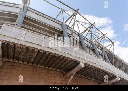 Newcastle upon Tyne, Regno Unito. 26 giugno 2023. East Stand dello stadio Newcastle United, St James' Park, mentre il club annuncia una nuova East Stand è "in discussione seria". La riqualificazione proposta presenta delle sfide, a causa della Leazes Terrace elencata di grado i e della St James' Terrace elencata di grado II nelle immediate vicinanze. Crediti: Hazel Plater/Alamy Live News Foto Stock