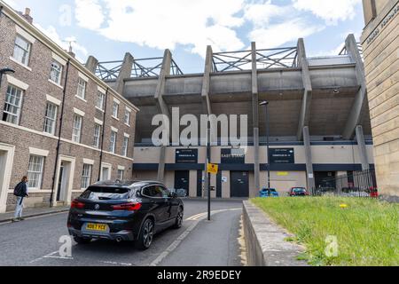 Newcastle upon Tyne, Regno Unito. 26 giugno 2023. East Stand dello stadio Newcastle United, St James' Park, mentre il club annuncia una nuova East Stand è "in discussione seria". La riqualificazione proposta presenta delle sfide, a causa della Leazes Terrace elencata di grado i e della St James' Terrace elencata di grado II nelle immediate vicinanze. Crediti: Hazel Plater/Alamy Live News Foto Stock