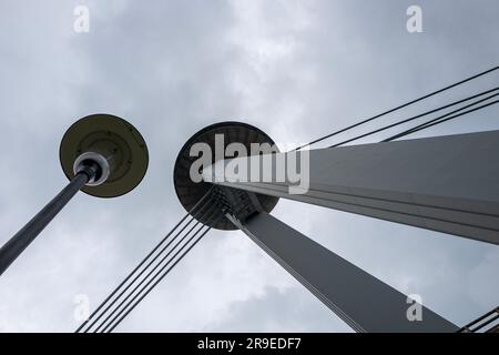 Ponte della Torre UFO sul Danubio con vista su Bratislava, Slovacchia Foto Stock