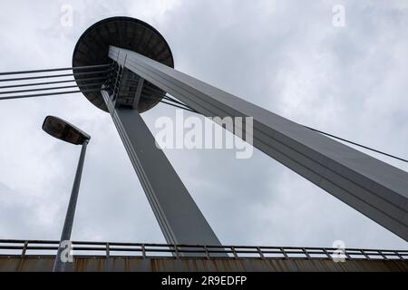 Ponte della Torre UFO sul Danubio con vista su Bratislava, Slovacchia Foto Stock