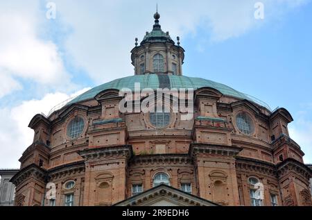 Vicoforte, Piemonte, Italia - 06-10-2023- la cupola ellittica del Santuario di Vicoforte (noto anche come Santuario Regina Montis Regalis) Foto Stock