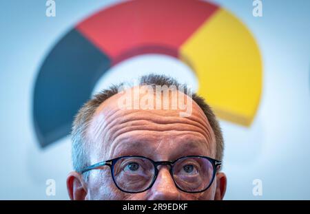 Rostock, Germania. 26 giugno 2023. Friedrich Merz, presidente del gruppo parlamentare CDU/CSU nel Bundestag, risponde alle domande dei rappresentanti dei media in una conferenza stampa durante la riunione dei leader dei gruppi parlamentari CDU e CSU dei governi federale e statale. Nel corso della riunione di due giorni, i leader dei gruppi parlamentari CDU/CSU discuteranno della situazione attuale nell'industria e dei mestieri qualificati, delle nuove richieste al governo federale e degli ultimi successi elettorali dell'AfD in Turingia. Credito: Jens Büttner/dpa/Alamy Live News Foto Stock