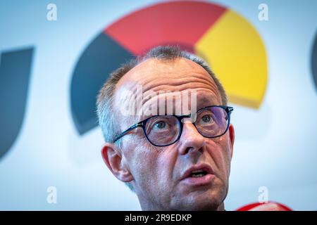 Rostock, Germania. 26 giugno 2023. Friedrich Merz, presidente del gruppo parlamentare CDU/CSU nel Bundestag, risponde alle domande dei rappresentanti dei media in una conferenza stampa durante la riunione dei leader dei gruppi parlamentari CDU e CSU dei governi federale e statale. Nel corso della riunione di due giorni, i leader dei gruppi parlamentari CDU/CSU discuteranno della situazione attuale nell'industria e dei mestieri qualificati, delle nuove richieste al governo federale e degli ultimi successi elettorali dell'AfD in Turingia. Credito: Jens Büttner/dpa/Alamy Live News Foto Stock