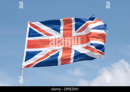 Bandiera del British Union Jack che sbatte in un'ala forte. Foto Stock