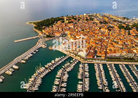 Paesaggio urbano di Izola sulla costa adriatica della penisola istriana in Slovenia. Vista aerea con droni. Foto Stock