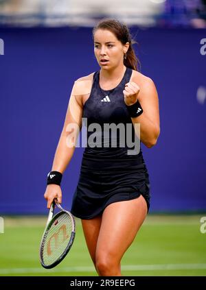 Jodie Burrage festeggia la vittoria del suo Women's Singles match contro Lauren Davis il terzo giorno del Rothesay International Eastbourne al Devonshire Park. Data immagine: Lunedì 26 giugno 2023. Foto Stock