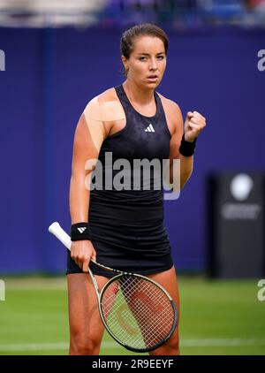 Jodie Burrage festeggia la vittoria del suo Women's Singles match contro Lauren Davis il terzo giorno del Rothesay International Eastbourne al Devonshire Park. Data immagine: Lunedì 26 giugno 2023. Foto Stock