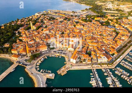 Paesaggio urbano di Izola sulla costa adriatica della penisola istriana in Slovenia. Vista aerea con droni. Foto Stock