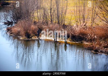 Salamanca, Spagna - 20 febbraio 2022: People Fishing by the Tormes River in Salamanca, Spagna. Foto Stock