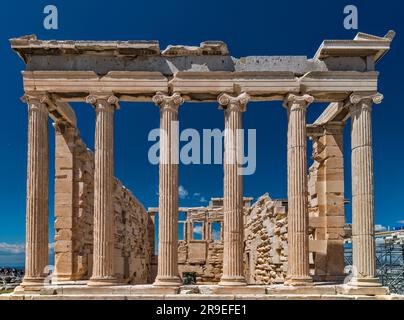 Colonne ioniche al tempio di Eretteo, Acropoli di Atene, Grecia Foto Stock