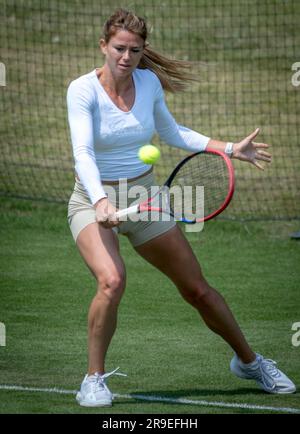 Rothesay International Eastbourne tennis Tournament, Eastbourne, Sussex, Regno Unito. 26 giugno 2023. La tennista italiana Camila Giorgi pratica sotto l'occhio vigile del padre/allenatore Sergion Giorgio per il torneo. Credit: Newspics UK South/Alamy Live News Foto Stock