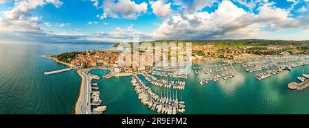 Paesaggio urbano di Izola sulla costa adriatica della penisola istriana in Slovenia. Vista aerea con droni. Foto Stock