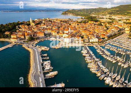 Paesaggio urbano di Izola sulla costa adriatica della penisola istriana in Slovenia. Vista aerea con droni. Foto Stock