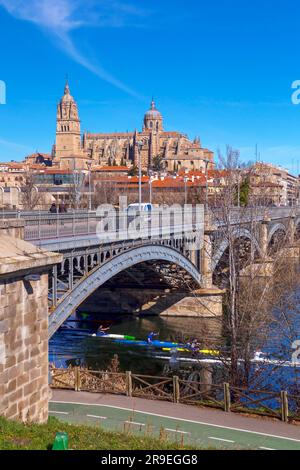 Salamanca, Spagna - 20 febbraio 2022: Vista dello skyline di Salamanca con la cattedrale di fronte al fiume Tormes, Salamanca. Foto Stock