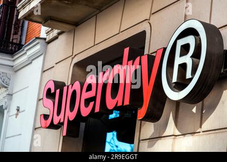 Madrid, Spagna - 19 febbraio 2022: Segno del negozio di Madrid di Superdry, un marchio di abbigliamento giapponese che vende in tutto il mondo. Foto Stock