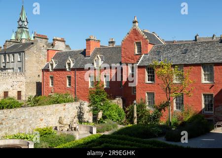 Abbot House e la city chambers dalla nuova libreria, Dunfermline, Scozia. Foto Stock