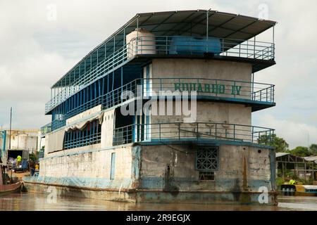 Navi che trasportano passeggeri e materiali sul fiume Huallaga nell'Amazzonia peruviana. Foto Stock