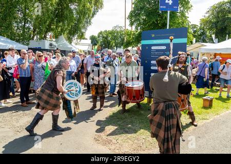 Clann an Drumma tribal batterista che si esibisce al Royal Highland Show, Edimburgo, Scozia Foto Stock