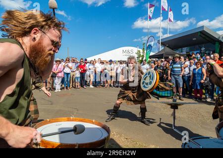 Clann an Drumma tribal batterista che si esibisce al Royal Highland Show, Edimburgo, Scozia Foto Stock