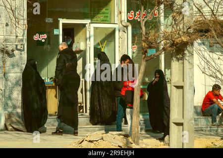 Masuleh, Iran - 15 dicembre 2022: Il villaggio è stato fondato nel X secolo ed è abitato principalmente da gente taliscia, donne mahometane, stoffa yashmak Foto Stock